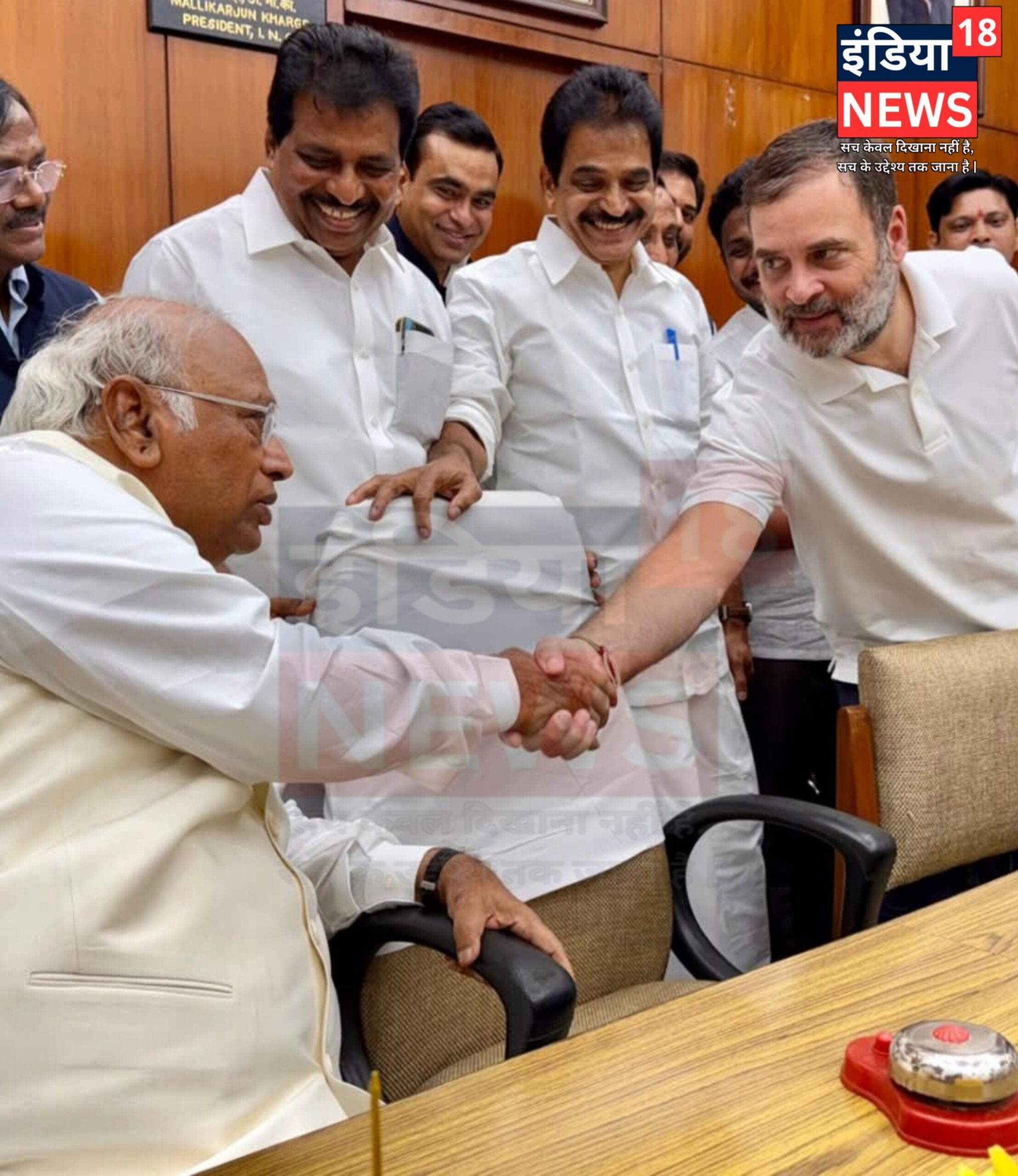 आज दिल्ली में संसद के मानसून सत्र की शुरुआत से पहले कांग्रेस सांसदों ने राज्यसभा में नेता प्रतिपक्ष मल्लिकार्जुन खरगे को उनके जन्मदिन पर शुभकामनाएं दीं।